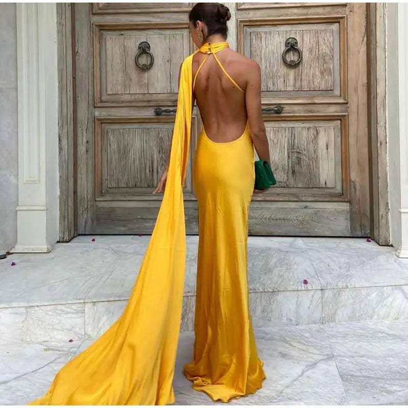 Vestido largo sin mangas en el escote y la espalda.