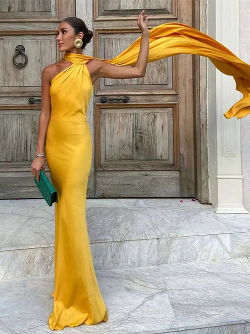 Vestido largo sin mangas en el escote y la espalda.