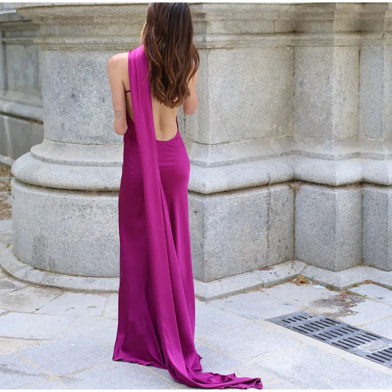 Vestido largo sin mangas en el escote y la espalda.