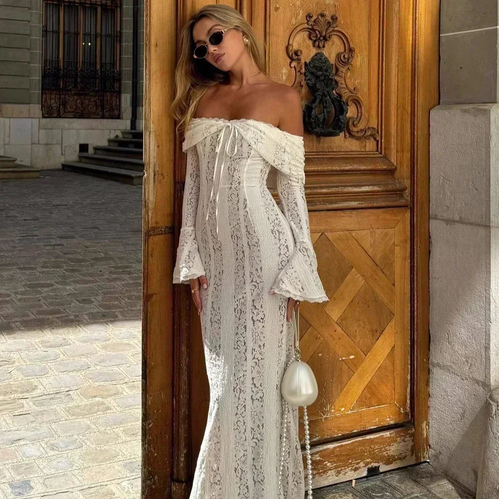 Vestido largo y fresco, con los hombros descubiertos y mangas.