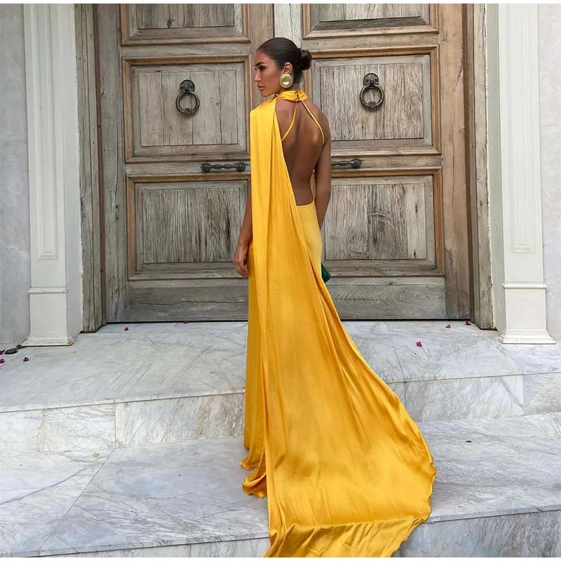 Vestido largo sin mangas en el escote y la espalda.