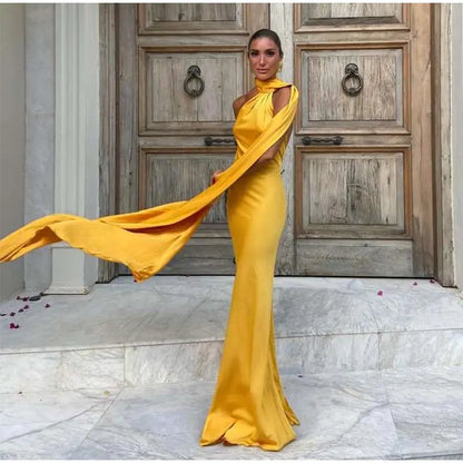 Vestido largo sin mangas en el escote y la espalda.