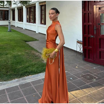 Vestido largo sin mangas en el escote y la espalda.