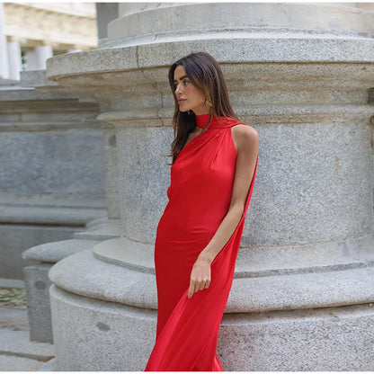 Vestido largo sin mangas en el escote y la espalda.