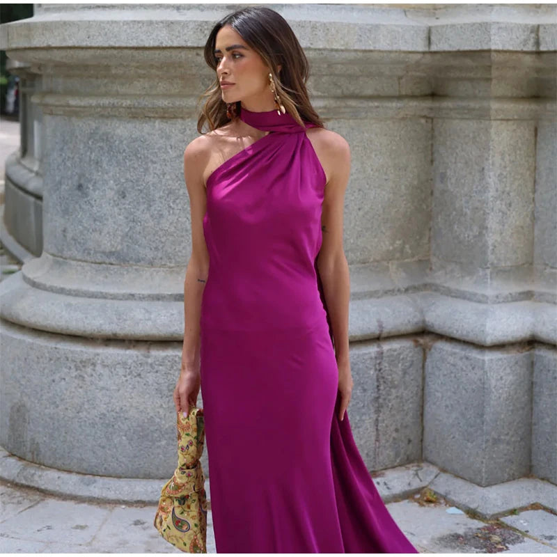 Vestido largo sin mangas en el escote y la espalda.