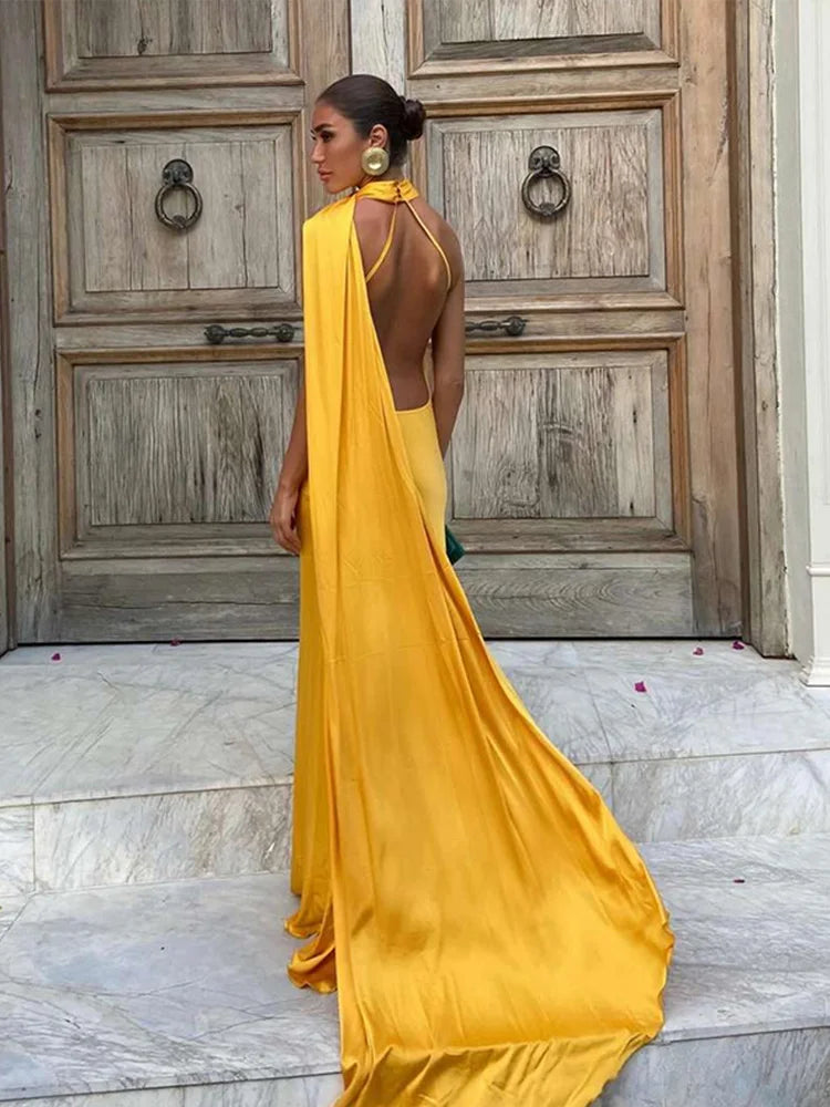 Vestido largo sin mangas en el escote y la espalda.