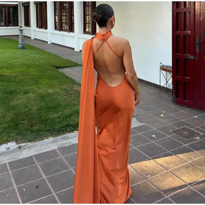 Vestido largo sin mangas en el escote y la espalda.