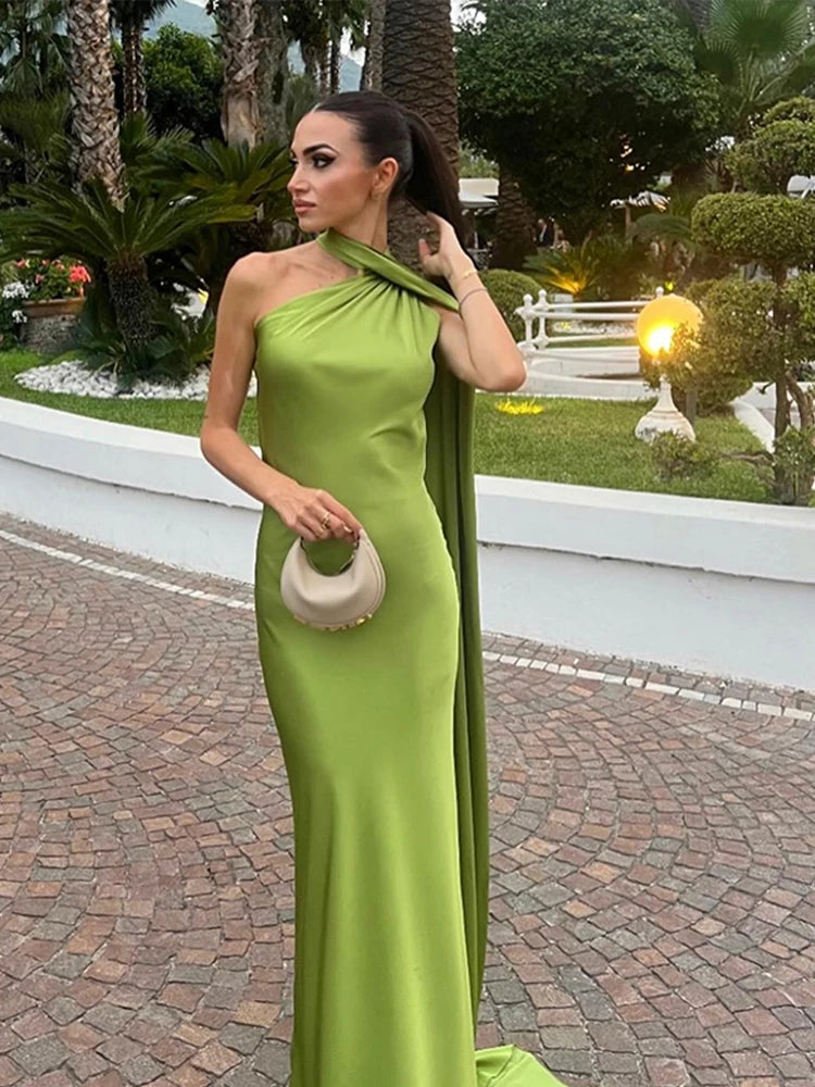 Vestido largo sin mangas en el escote y la espalda.