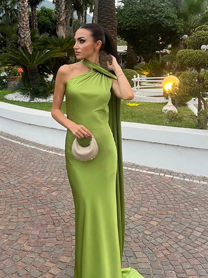 Vestido largo sin mangas en el escote y la espalda.
