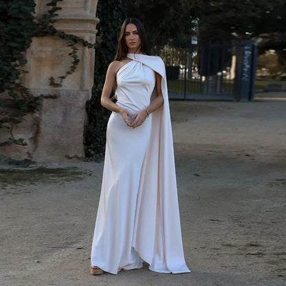 Vestido largo sin mangas en el escote y la espalda.